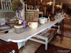 Provence bútor, fehér antikolt hosszú fali polc.