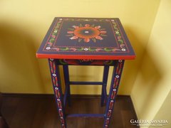 Hartai festésű kisasztal