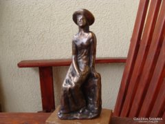 Borsos Miklós Kalapos nő bronz szobor