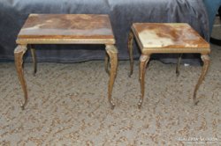 2 db márványtetejű bronzírozott réz lábú kis asztalka