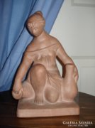 Kucs Béla terrakotta szobor: Vízhordó lány