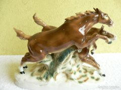 Vágtató lovak porcelán figura, dísztárgy 