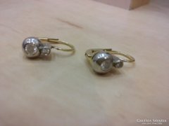 Gyémántokkal foglalt arany patentos button fülbevaló