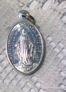 Ezüst színű Szűz Mária medál 1,8 cm magasságú 