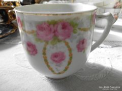 Gyönyörű rózsás porcelán teás bögre.
