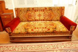 Mintás antik kanapé