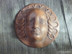 Szecessziós női fejet ábrázoló kerámia plakett 12,5 cm
