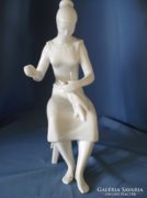 Hollóházi porcelán figura: Paprikát fűző asszony