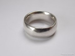 Vastag ezüst karikagyűrű.