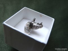Különleges kézműves ezüst gyűrű orrszarvú fejjel