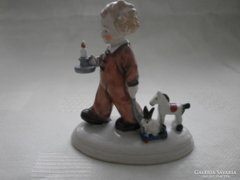 Porcelán figura - kisfiú gyertyával és játékokkal