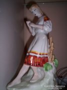 Nagyméretű orosz lányka porcelán szobor