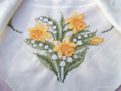 Gobelin hímzett terítő ,nárcisz és gyöngyvirág mintával 