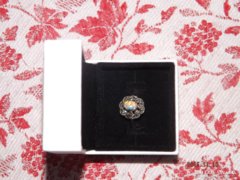 Markazittal kirakott ezüst gyűrű, szintetikus opál kővel