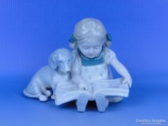 0D584 Régi tacskóval olvasó kislány porcelán