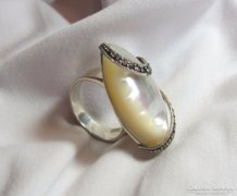 Szépséges ezüst gyűrű gyöngyházzal és sok markazit kővel