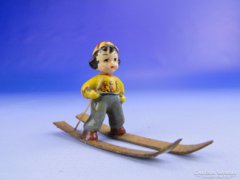0E026 Antik síelő fa figura