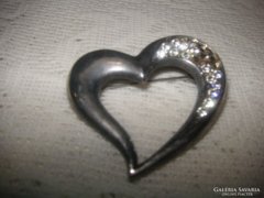 Antik  bross  , szív alakú,   gyöngyökkel   díszítve