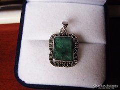 Filigrán ezüst medál nagy smaragd kővel 
