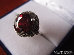 Nagy, vörös gránát köves, markazitos ezüst gyűrű  - 1,7 cm