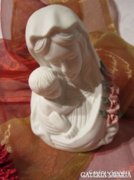 Mária, gyermekével, biszkvit szobor rózsákkal