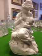 Herendi porcelán szobor Gyermekét tápláló anya