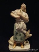 Asszony malacokkal jelzett porcelán szobor
