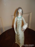 Hollóházi porcelán korsós lány figura