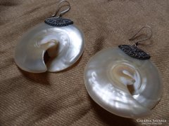 Ezüst fülbevaló tengeri kagylóval díszített (fémjeles)
