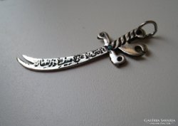 Különleges, nagy, ezüst arab írásos kard medál türkiz kővel