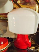 Fehér műanyag búrájú piros retro asztali lámpa