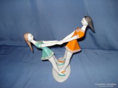Hollóházi porcelán figura pörgő lányok 