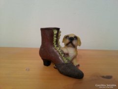 Kutya cipővel szzobor