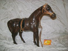 Régi, élethű ló figura, dísztárgy bőrből