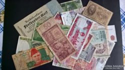 15 darab viseltes külföldi bankjegy.