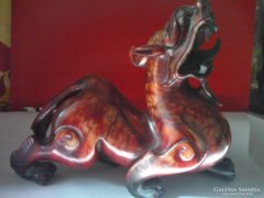 Kínai sárkány vörös jádekőből faragva