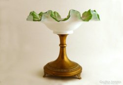 Viktoriánus fodros színes tejüveg asztalközép réz