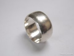 Vastag ezüst karikagyűrű.