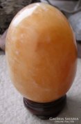 Természetes narancs kalcit tojás fa talapzaton