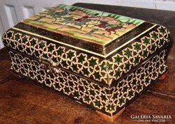Intarziás iráni doboz festett képpel 