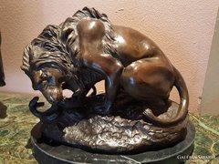 Esztétikus bronz szobor: Oroszlán és kígyó harca 