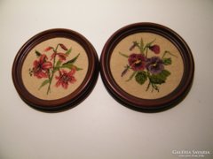Virágos tűgobelin képek fakeretben 2 db