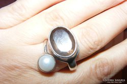 Füstkvarc és valódi gyöngy kézműves ezüst gyűrű.