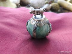 Jade kő malacos tibetiezüst foglalatban 5cm magas.