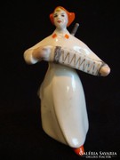 Jelzett porcelán nő harmonikával hátán puska