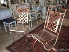 Provence bútor, antikolt fehér vas szék.