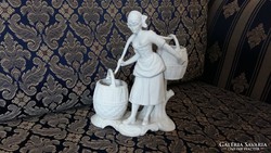Vízhordó lány /mázatlan porcelán szobor