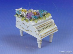 0F818 Régi porcelán mini zongora gyűrűtartó