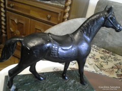 Fémböl lovas szobor