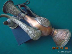 Iráni-perzsa-dombormintákkal-réz-bronz-KARAFFA-30 cm